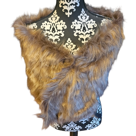 Cape S/M Cropped Short Stole Shawl Fuax Fur Golden Tan Mobwife New Years Party - Picture 2 of 12